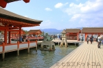 厳島神社 高舞台・平舞台と奥に見える大鳥居の様子