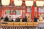 厳島神社 拝殿・幣殿内で七五三の御祈祷を受けている七五三ご家族の様子