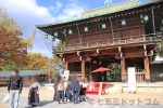 石切劔箭神社 境内入口手前の絵馬殿で七五三の記念撮影するご家族の様子
