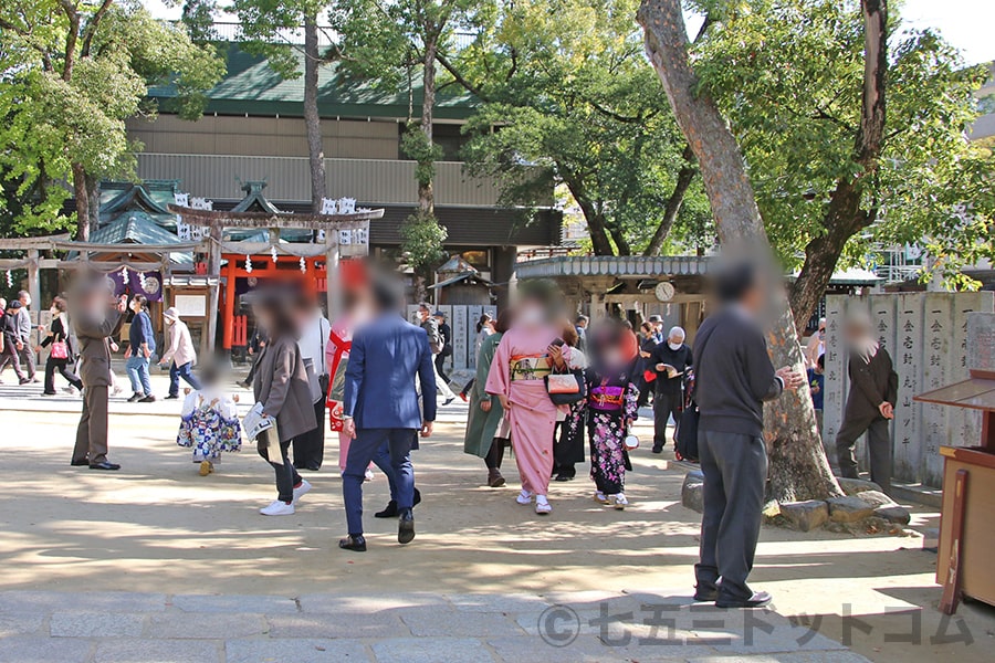 石切劔箭神社 境内に入った七五三ご家族の様子