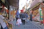 石切劔箭神社 参道商店街を進む七五三ご家族の様子