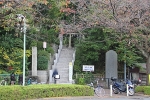 多摩川浅間神社 社号標と境内入口の階段の様子