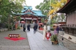 多摩川浅間神社 境内で記念撮影の七五三ご家族の様子