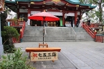 多摩川浅間神社 階段中間部の鳥居と社務所（左側の建物）の様子