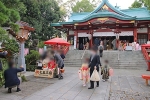 多摩川浅間神社 七五三の記念撮影スポットとそこで撮影のご家族の様子（その3）