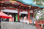 多摩川浅間神社 本殿での七五三御祈祷に行くご家族と、終えて下りてくるご家族の様子（その１）