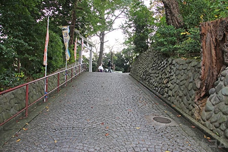 多摩川浅間神社 境内入口スロープの様子