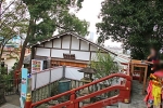 多摩川浅間神社 御祈祷待合所（左）と祈祷申込用紙記入所（右）の様子
