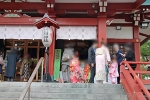 多摩川浅間神社 祈祷を受けに本殿に向かう七五三のご家族の様子