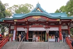 多摩川浅間神社 本殿に入る七五三ご家族の様子