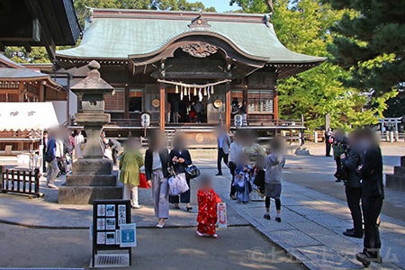 葛飾八幡宮 七五三のご家族で賑わう境内の様子 その1