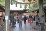 川越氷川神社 境内入口での七五三の混み合い様子（その2）