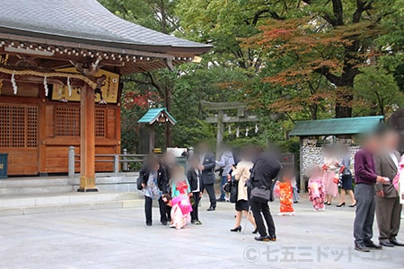 和楽備神社 拝殿・本殿前で七五三の記念撮影をする多くのご家族の様子（その4）