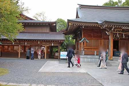 和楽備神社 七五三の御祈祷受付に向かうご家族の様子