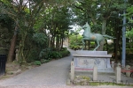 六所神社 神馬像とその横の脇道の様子