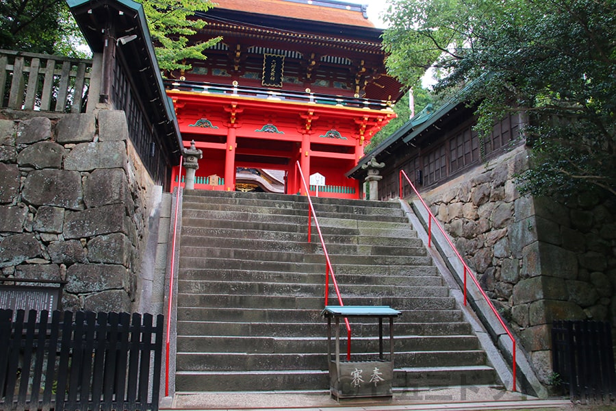 六所神社 楼門と手前の階段の様子