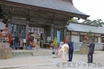 大洗磯前神社 随神門とその前で記念撮影する七五三ご家族の様子