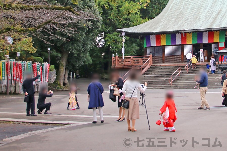 川越大師 喜多院 慈恵堂前で記念撮影をする七五三ご家族の様子
