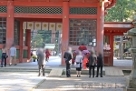 鹿島神宮 楼門前で記念撮影する七五三ご家族の様子