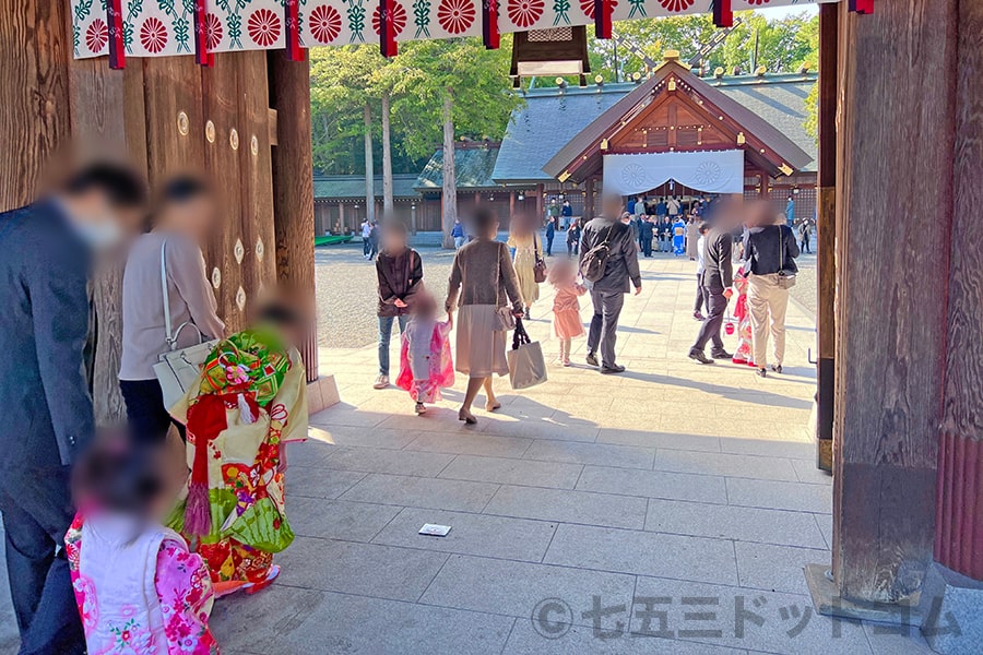 北海道神宮 神門を通り本殿に向かっていく七五三ご家族の様子