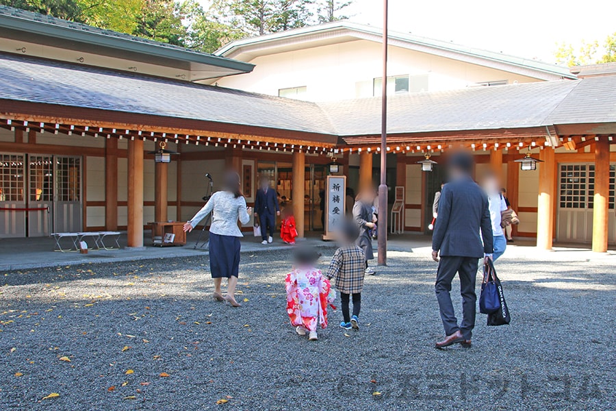 北海道神宮 祈祷受付に向かう七五三のご家族の様子（その1）
