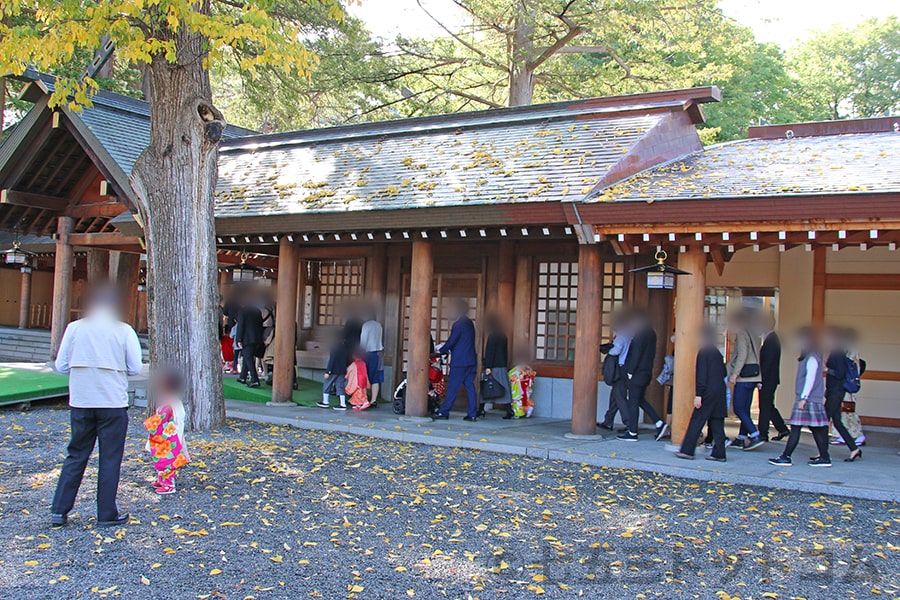 北海道神宮 本殿（または祈祷殿）に向かう七五三ご家族と御祈祷希望者の列の様子（その1）