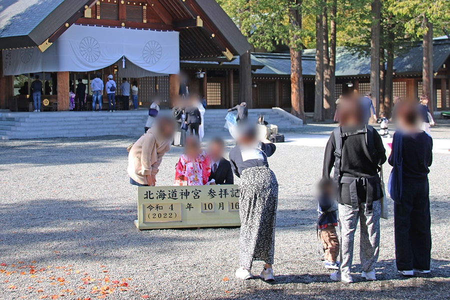 北海道神宮 御祈祷後に七五三の記念撮影を楽しむご家族の様子（その1）