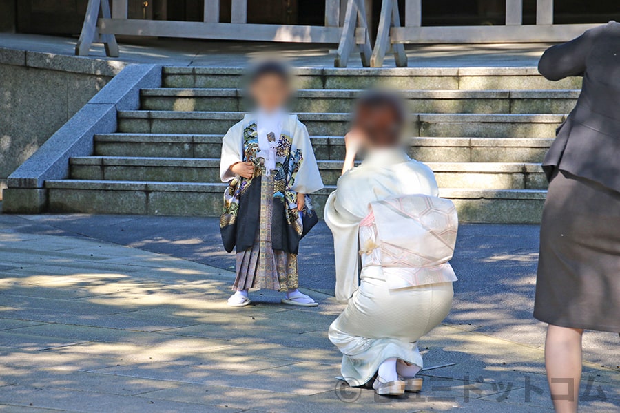 明治神宮 記念撮影をする七五三男の子とそのママさんの様子