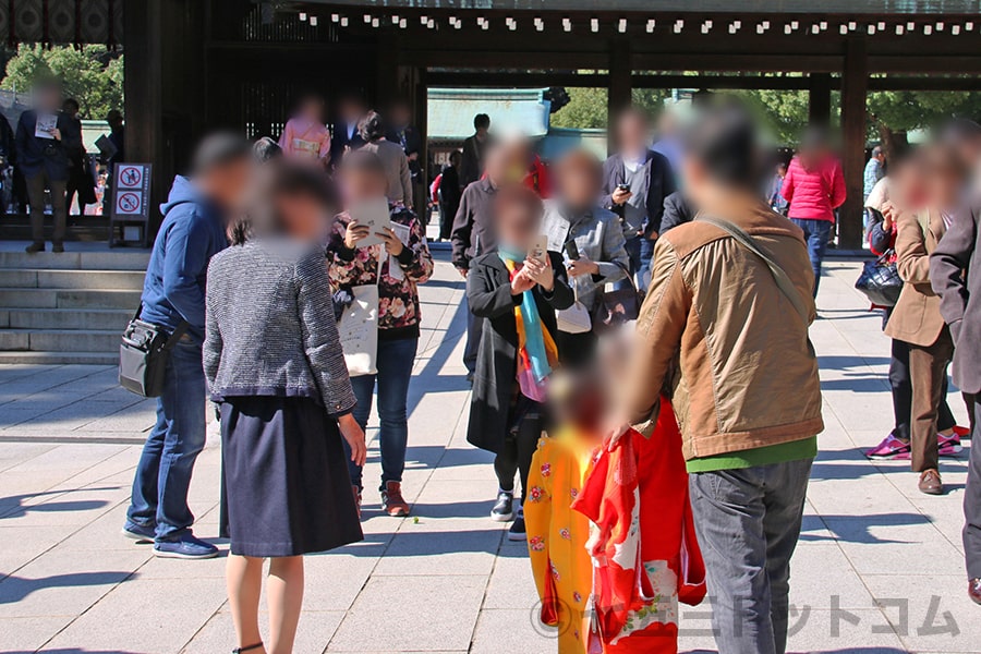 明治神宮 外国人観光客のリクエストに応じる七五三ちゃんとそのご家族の様子