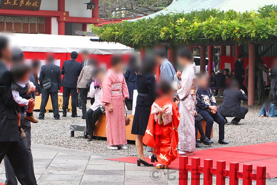 日枝神社 境内で待ち合う七五三ご家族の様子
