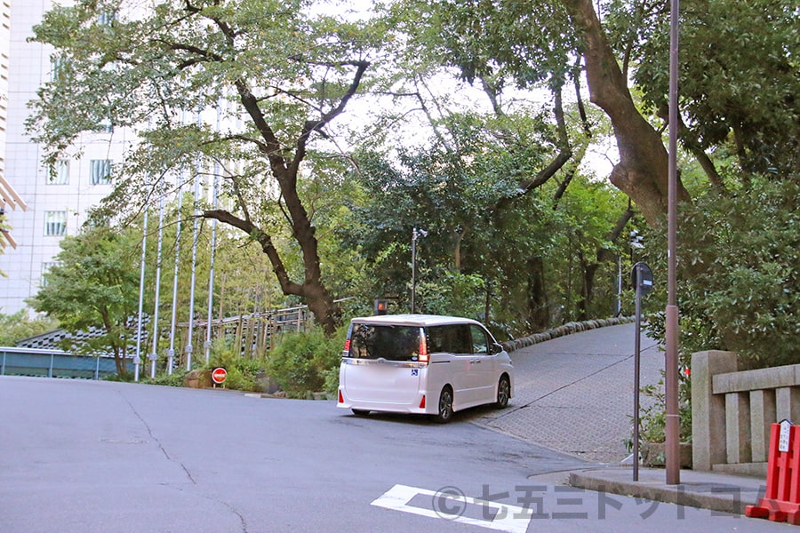 日枝神社 駐車場への車道入口の様子