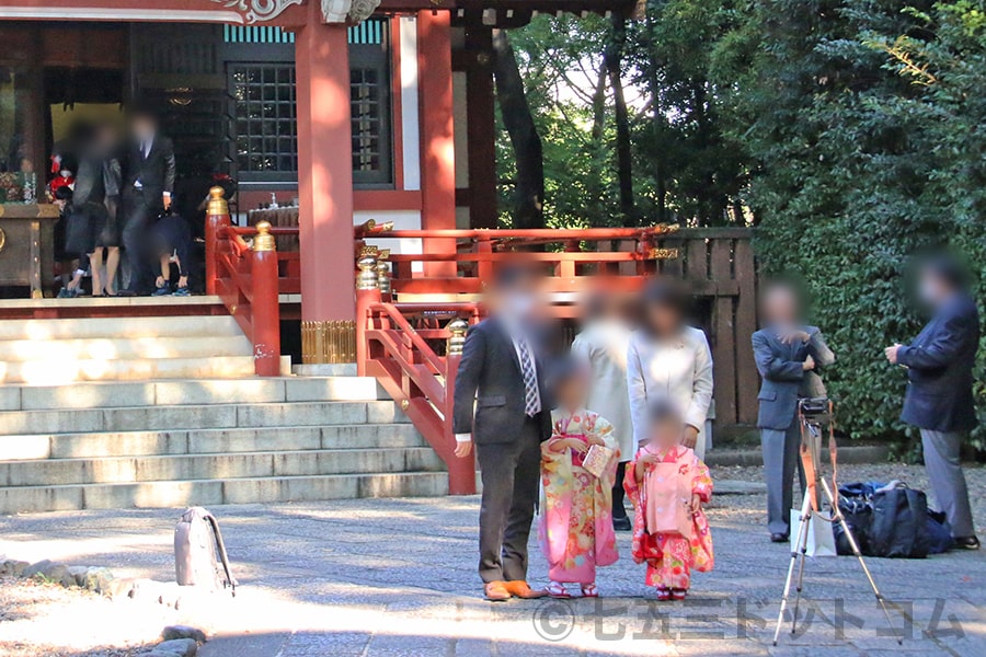 武蔵野八幡宮 本殿前で七五三の記念撮影しているご家族の様子