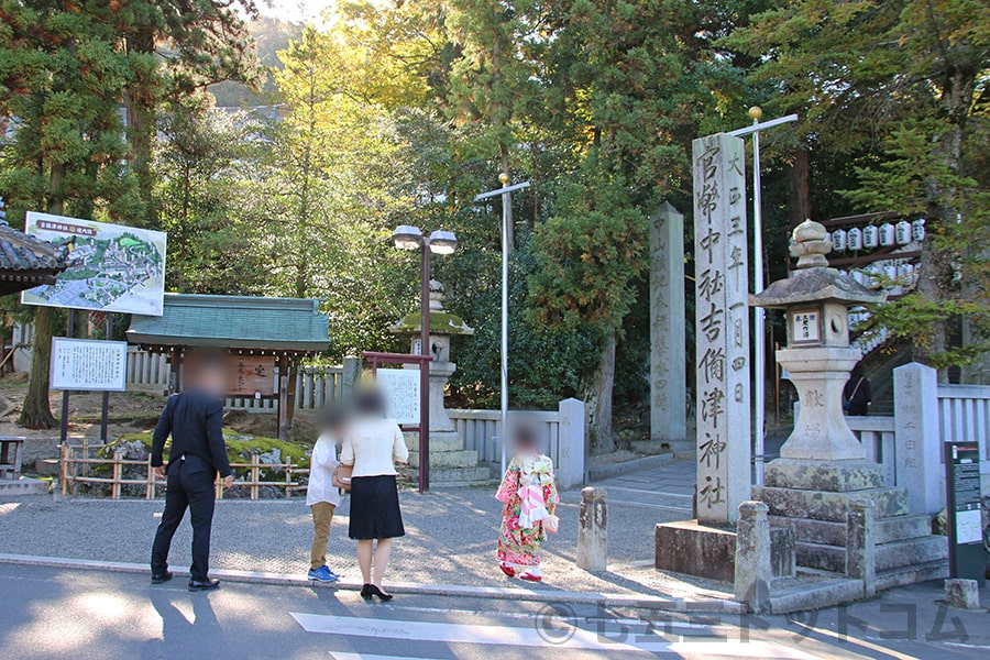 吉備津神社 境内正面入口と境内に入っていく七五三ご家族の様子