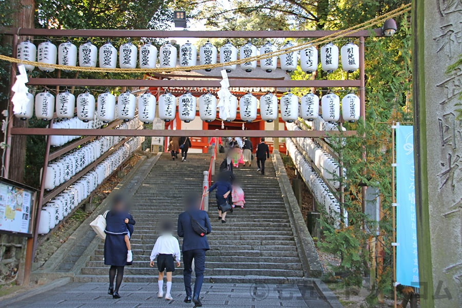 吉備津神社 境内入口すぐの階段の様子