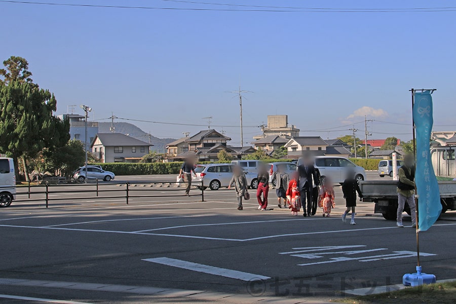 吉備津神社 第2駐車場から境内入口に向かう七五三ご家族の様子（その1）