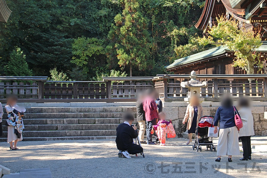 吉備津彦神社 本殿前で記念撮影の七五三ちゃんの様子
