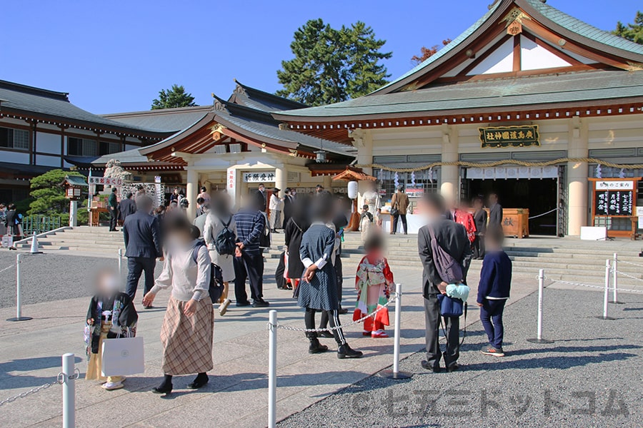 広島護國神社 境内参道を往来する七五三ちゃんとご家族の様子（その2）