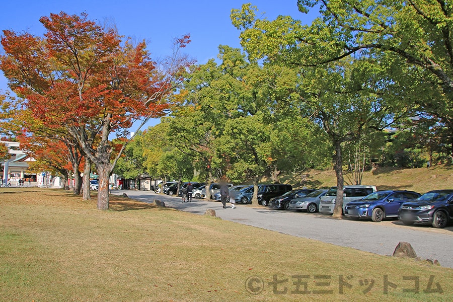 広島護國神社 境内前臨時駐車可能エリアに並ぶ車の様子