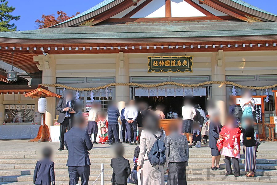 広島護國神社 御祈祷を受けるため本殿に昇殿する七五三ご家族の様子（その2）