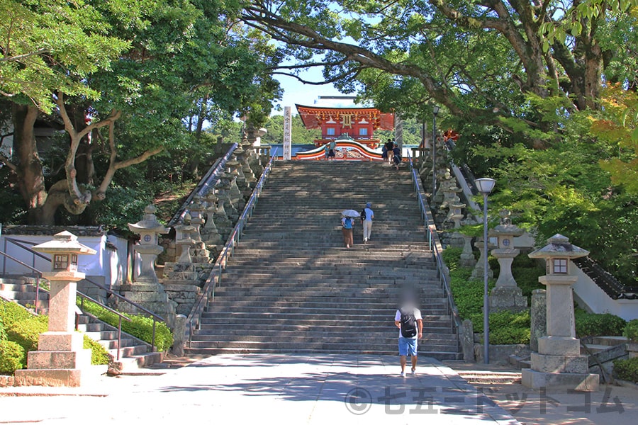 防府天満宮 本殿までの石階段の様子