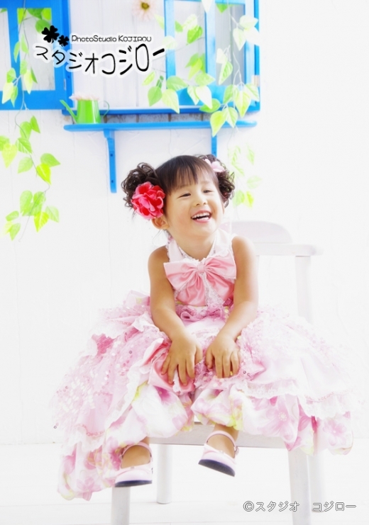 七五三３歳女の子、ピンクのドレスでご機嫌の笑顔