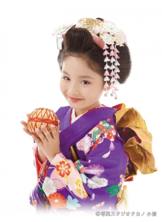 写真スタジオタカノ 小岩 七五三 日本髪 七五三 七歳女の子 日本髪 毬を手にもって写真 七五三ドッとコム